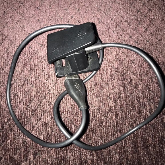 Charge 2 Fitbit + Charging cable + Little bag - Picture 4 of 5